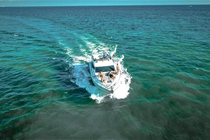 2 Hour Sunset - 47' Azimut, Tulum, Playa del Carmen, Riviera Maya - The boat experience: food, drinks, and built-in entertainment