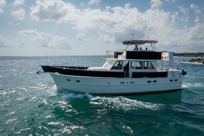 3 Hours - 53' Hatteras - Tulum, Playa Del Carmen, Riviera Maya - Step aboard: the 58-foot Hatteras vibe on Dos Piratas