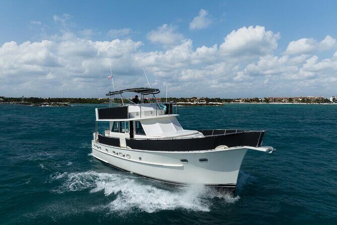 3 Hours - 53' Hatteras - Tulum, Playa Del Carmen, Riviera Maya - The 3-hour flow: snacks first, then the full meal