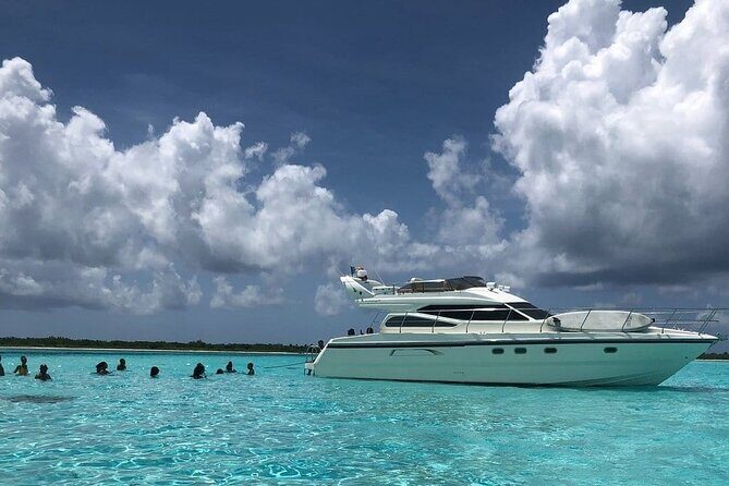 4 Hour - 47' Azimut, Tulum, Playa del Carmen, Riviera Maya - Who should book this yacht charter, and who should skip it