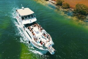 4 Hour - 72' Bruce Roberts, Tulum, Playa del Carmen, Riviera Maya - The 2-hour sail: karaoke, lunch, and an open-bar schedule
