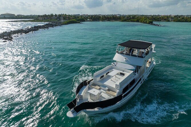 4 Hour - 72' Bruce Roberts, Tulum, Playa del Carmen, Riviera Maya - Food and vegetarian needs: tell them up front