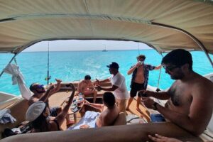 4 hours - Private 48ft Yacht all inclusive in Tulum and Playa del Carmen - From Puerto Aventuras Marina to the INAH Reef: The 4-Hour Flow
