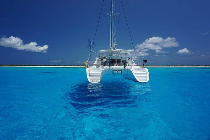 5H Private 40'Catamaran All-Inclusive in Tulum & Playa del Carmen - On the water in style: private catamaran basics you’ll feel right away