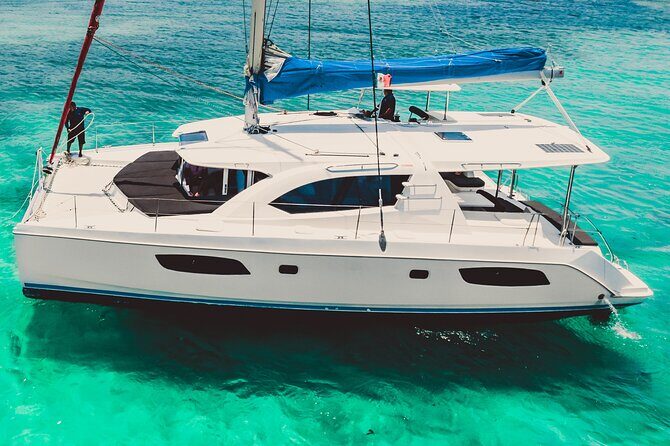5H Private 44' Catamaran All-Inclusive - Tulum & Playa del Carmen - Open bar and onboard lunch: why this matters on a sea day