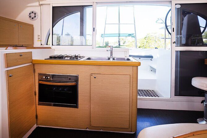 8H 38' Catamaran All-Incl. to Cozumel in Tulum & Playa del Carmen - The Boat and How Stable It Feels at Sea