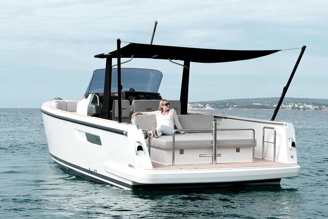 Deluxe Private Boats - 36 ft Fjord - Getting aboard at Marina Asipona: fast start, small-group feel