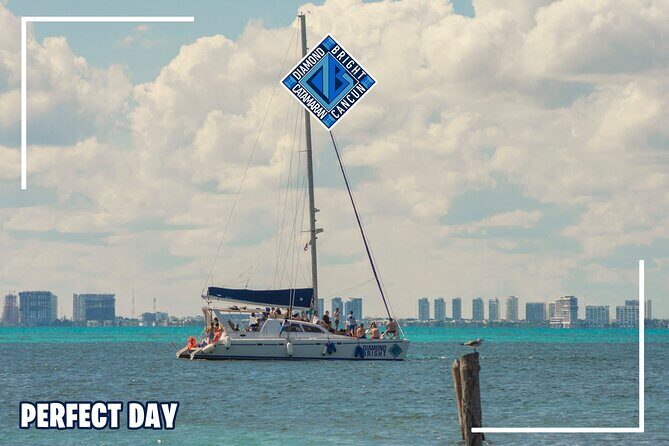 Luxury Catamaran tour to isla mujeres with transportation from Tulum - Isla Mujeres: beach club relaxation plus real walking time